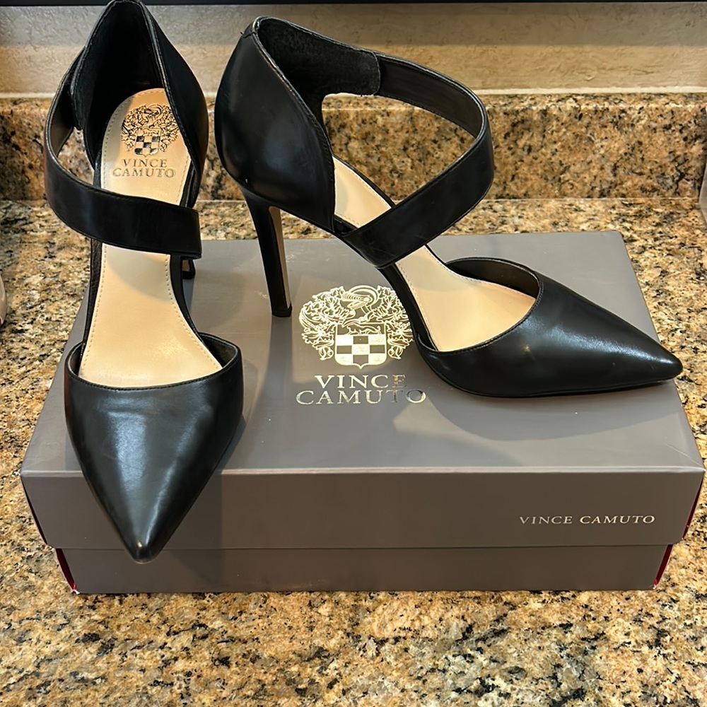Excellent condition - Vince Camuto ladies dress heel.  Color: black Size: 9.5